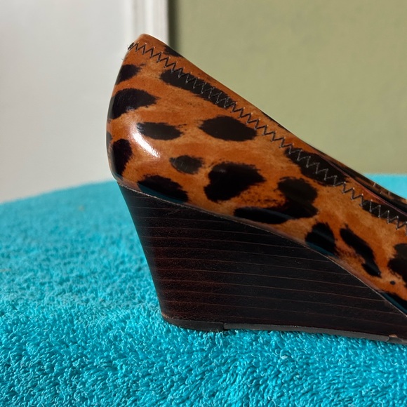 Tory Burch Leopard Print Wedge Heels with Gold Logo - Picture 8 of 11